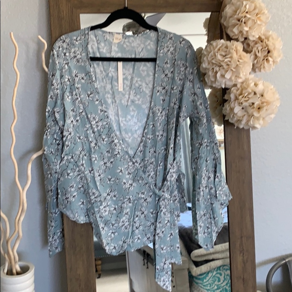 🎉HP🎉 Last 1 💕 Floral Print Wrap Blouse💕 - Picture 7 of 7